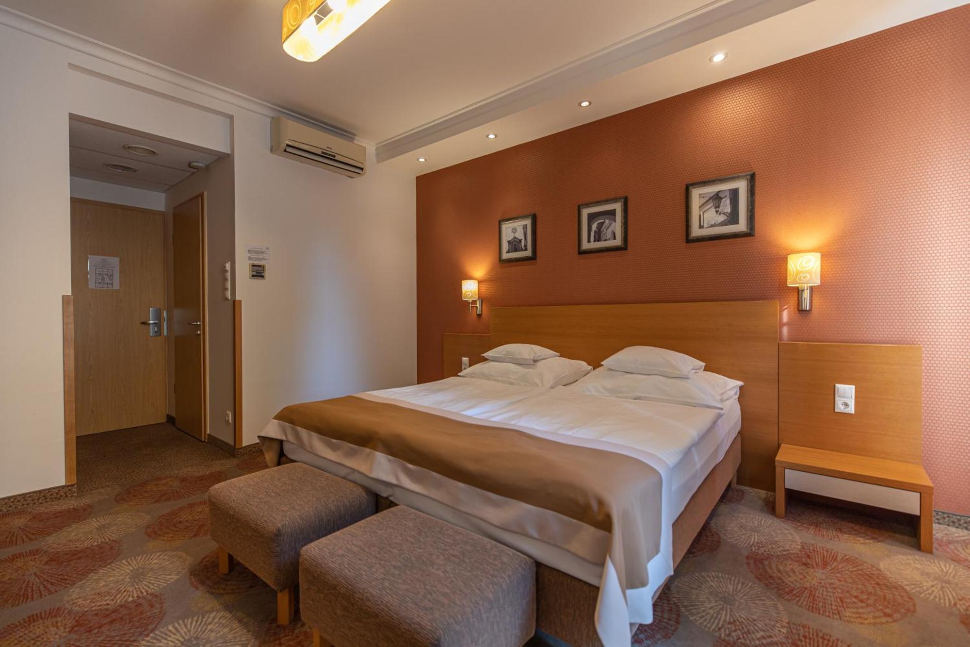 City Hotel Мішкольц Екстер'єр фото