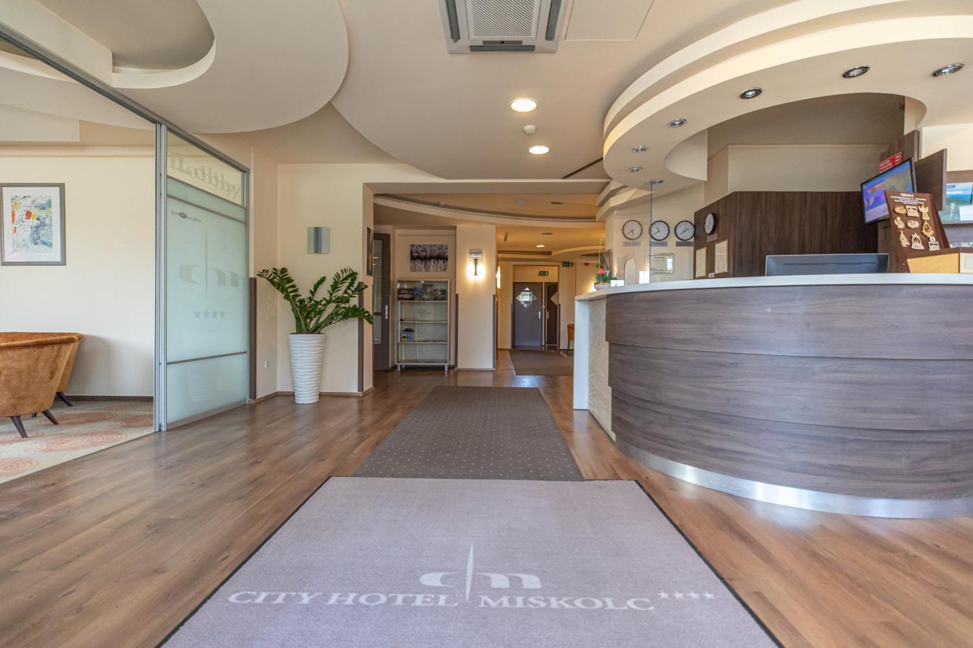 City Hotel Мішкольц Екстер'єр фото